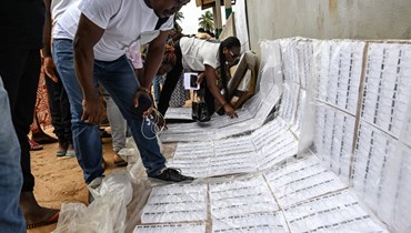 بدء فرز الأصوات في انتخابات البلديات والمناطق في ساحل العاج (أ ف ب).