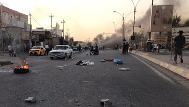 محتجون عراقيون يقطعون طريقاً بعد الاحتجاجات في مدينة كركوك، العراق (2 أيلول 2023 - أ ف ب).