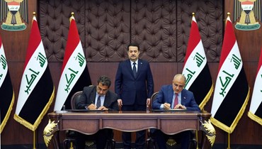  السوداني (في الوسط) يرعى توقيع اتفاقية مع مؤسسة التمويل الدولية لتطوير مطار بغداد الدولي (واع).