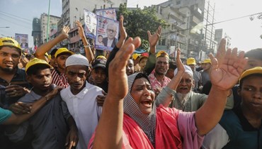 صورة ارشيفية- أنصار لرابطة "عوامي" الحاكمة في بنغلادش يرددون هتافات خلال مسيرة من أجل السلام في دكا (28 تموز 2023، أ ب).