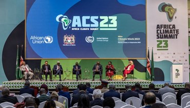 جلسة برئاسة الرئيس الكيني ويليام روث (في الوسط) خلال قمة المناخ الأفريقية 2023 في مركز كينياتا الدولي للمؤتمرات في نيروبي (5 ايلول 2023، أ ف ب). 