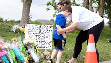  نصب تذكاري موقّت بالقرب من الموقع حيث صدم رجل يقود شاحنة صغيرة أربعة أفراد من عائلة مسلمة وقتلهم في لندن، أونتاريو، كندا (أ ف ب).