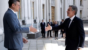 كوليبا يرحب ببلينكن قبل اجتماع في وزارة الخارجية في كييف (6 ايلول 2023، أ ف ب). 