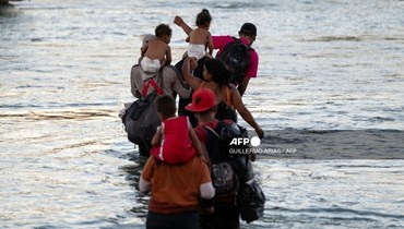 مهاجرون يعبرون نهر ريو غراندي إلى الولايات المتحدة (أ ف ب).