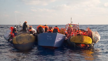 صورة نشرتها  "إس أو إس ميديتيرانيه" في موقع "إكس" وتظهر مهاجرين على متن قارب (10 ايلول 2023- اكس).