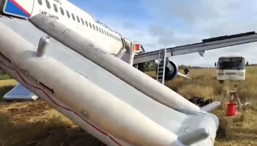 هبوط اضطراري لطائرة إيرباص روسية في حقل بسيبيريا (أ ف ب).