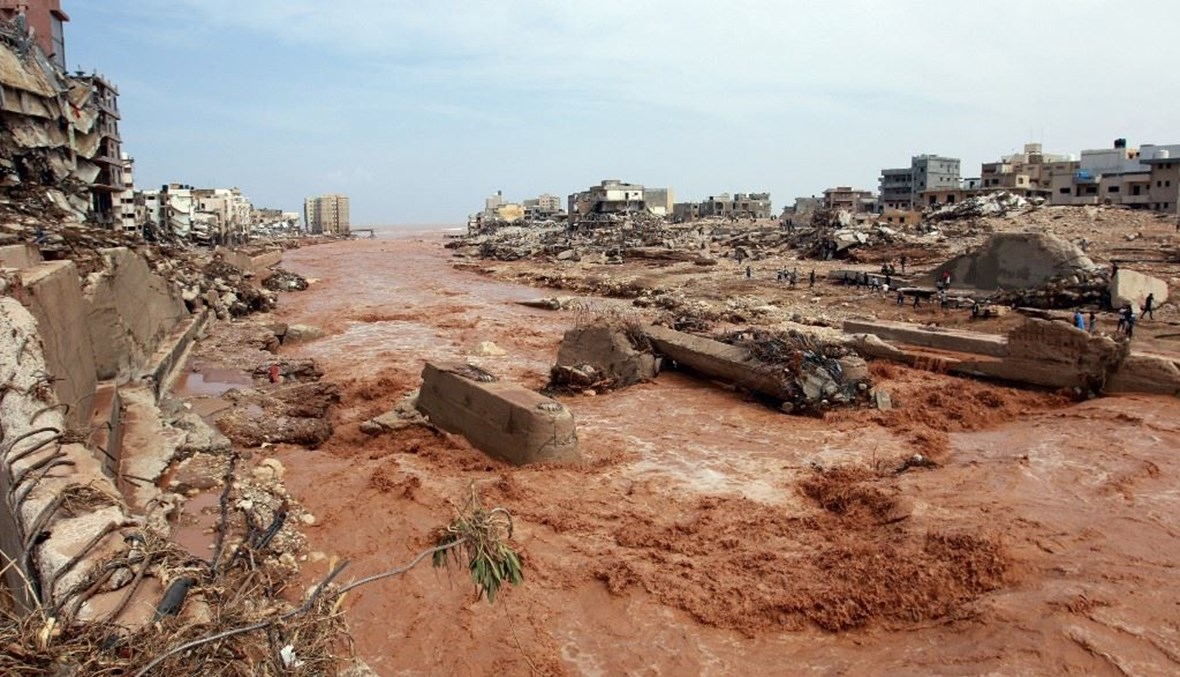 اشخاص يتفقدون أضرارا ناجمة عن الفيضانات في درنة شرق ليبيا (11 ايلول 2023، أ ف ب).