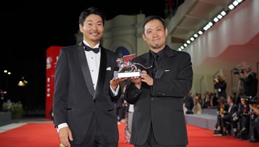  ريوسوكي هاماغوتشي مع ممثّله هيتوشي أوميكا بعد فوزه بجائزة لجنة التحكيم الكبرى في مهرجان البندقية 2023. 