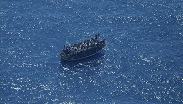 صورة قدمتها منظمة "سي ووتش" الإنسانية الألمانية، وتظهر قاربا في محنة على متنه نحو 400 شخص في وسط البحر الأبيض المتوسط (9 نيسان 2023، أ ب). 