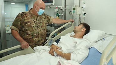 قائد الجيش يتفقد العسكريين الجريحين نتيجة اشتباكات عين الحلوة. (موقع الجيش اللبناني)
