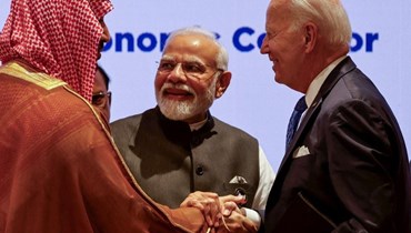 ولي العهد السعودي محمد بن سلمان ورئيس الوزراء الهندي ناريندرا مودي والرئيس الأميركي جو بايدن يحضرون قمة قادة مجموعة الـ 20 في نيودلهي (أ ف ب).