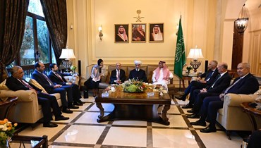 النواب السنة يلبون دعوة السفير السعودي إلى دارته للقاء الموفد الفرنسي جان إيف لودريان في حضور مفتي الجمهورية.