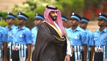ولي العهد السعودي الامير محمد بن سلمان يستعرض حرس الشرف خلال استقبال في مقر الرئيس بعد يوم من قمة مجموعة العشرين في نيودلهي (11 ايلول 2023، أ ف ب).