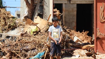 صبيّ يقف بجوار الركام في مدينة سوسة شرقي ليبيا (15 أيلول 2023 - أ ف ب).