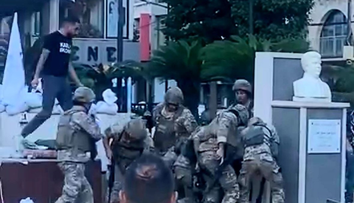 عناصر الجيش يوقفون المسلّح في ساحة جونية.