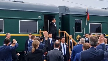 لقطة من فيديو يظهر كيم ملوحا قبل ركوبه القطار خلال احتفال وداع في محطة سكة حديد أرتيوم بالقرب من فلاديفوستوك، في منطقة بريمورسكي (17 ايلول 2023، أ ف ب).