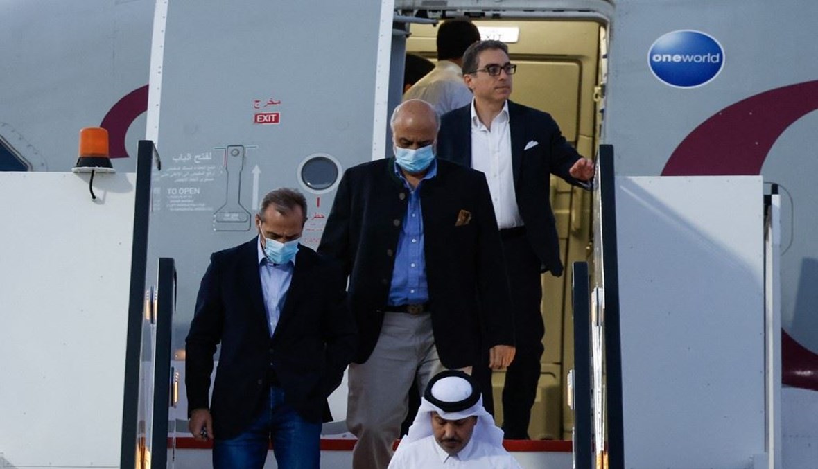 المواطنون الأميركيون سياماك نمازي وعماد شرقي ومراد طهباز ينزلون من طائرة قطرية عند وصولهم إلى مطار الدوحة الدولي في 18 أيلول 2023 (أ ف ب).