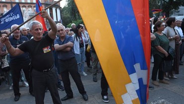 متظاهر يحمل علم منطقة ناغورنو- كراباخ خلال مسيرة في وسط يريفان لدعم كراباخ (14 ايلول 2023- أ ف ب).  