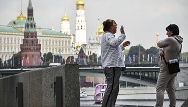 نساء يتبادلن الحديث بالقرب من الكرملين وسط موسكو (11 ايلول 2023، أ ف ب).