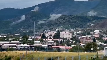 دخان يتصاعد من جراء انفجار على قمة تلة خارج ستيباناكيرت، عاصمة المنطقة الانفصالية التي يسكنها الأرمن داخل الحدود الأذربيجانية (19 ايلول 2023، أ ف ب).