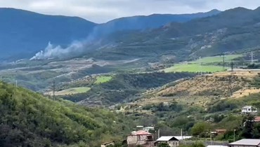 دخان يتصاعد من جراء انفجار على قمة تلة خارج ستيباناكيرت، عاصمة المنطقة الانفصالية التي يسكنها الأرمن داخل الحدود الأذربيجانية (19 ايلول 2023، أ ف ب).