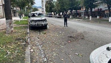 سيارة مدمرة في أحد شوارع ستيباناكيرت (20 أيلول 2023، أ ف ب). 