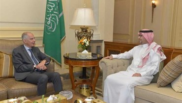 السفير السعودي في لبنان وليد بخاري وسفير فرنسا الجديد لدى لبنان هيرفيه ماغرو.