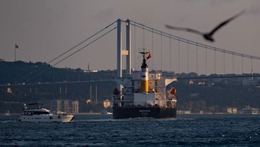 الناقلة "نافي ستار" التي تحمل أطنانًا من الحبوب الأوكرانية، تبحر عند مضيق البوسفور مرورًا بإسطنبول (7 آب 2022، أ ف ب).