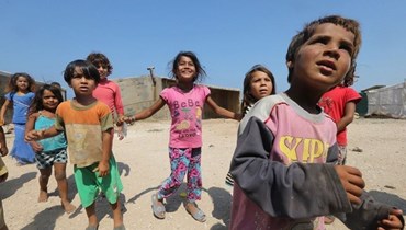 أطفال من التابعية السورية في مخيمات النزوح (أ ف ب).