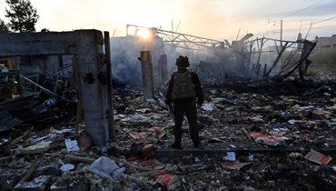 خبير للشرطة يفحص الأضرار التي لحقت بمنطقة صناعية في كييف، بعد هجوم صاروخي ضخم خلال الليل على أوكرانيا (21 ايلول 2023، أ ف ب). 