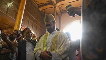 فاروق (الى اليمين) يصل لإلقاء خطبة الجمعة في مسجد الجامعة في وسط مدينة سريناغار (22 ايلول 2023، أ ف ب). 