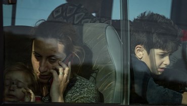 لاجئون جلسوا في حافلة بعد تسجيل اسمائهم في مركز تابع لوزارة الخارجية الأرمينية، بالقرب من بلدة كورنيدزور الحدودية (24 ايلول 2023، أ ف ب). 