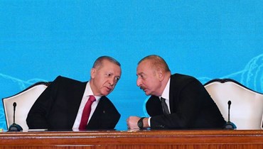 حديث بين إردوغان (الى اليسار) وعلييف خلال توقيع في جيب ناختشيفان (25 ايلول 2023، أ ف ب). 