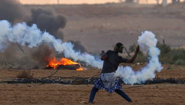 متظاهر فلسطيني خلال اشتباكات مع جنود إسرائيليين شرق رفح في جنوب قطاع غزة بالقرب من السياج الحدودي بين إسرائيل وغزة (23 ايلول 2023، أ ف ب).