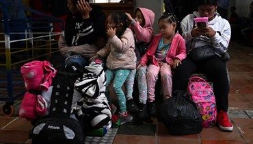مهاجرون، معظمهم من فنزويلا، ينتظرون ركوب القوارب في مدينة توربو الساحلية الكولومبية، بالقرب من دارين غاب، قبل مواصلة رحلتهم الى الولايات المتحدة (15 ايلول 2023، أ ف ب).