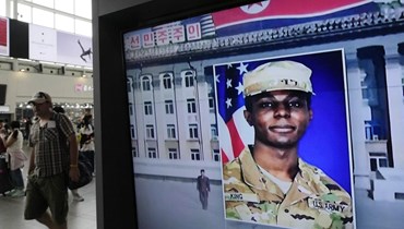 شاشة تلفزيون تعرض صورة كينغ خلال برنامج إخباري في محطة قطارات سيول في سيول بكوريا الجنوبية (16 آب 2023، أ ب). 
