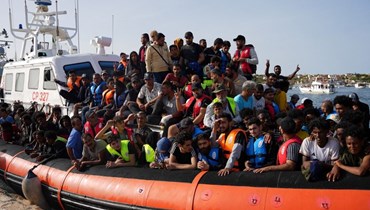 مهاجرون عبر المياه الإيطالية (أ ف ب).