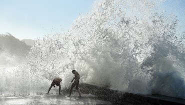 اشخاص يستمتعون بالأمواج في غيثاري جنوب غرب فرنسا (28 ايلول 2023، أ ف ب). 