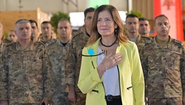 السفيرة الأميركية إلى جانب عناصر من الجيش اللبناني (أرشيف "النهار").