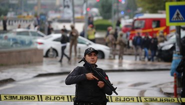 عناصر من الشرطة التركية انتشروا في منطقة قريبة من وزارة الداخلية بعد الهجوم في أنقرة (1 ت1 2023، أ ف ب).