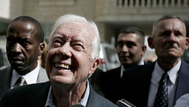 كارتر مبتسما خلال حديثه الى الصحافيين في مقر السلطة الفلسطينية في رام الله بالضفة الغربية (15 نيسان 2008، أ ف ب). 