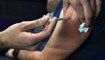 ممرّضة تقوم بتلقيح لقاح موديرنا كوفيد-19 في مركز التطعيم في فرنسا، (13 كانون الأوّل 2021 - أ ف ب).