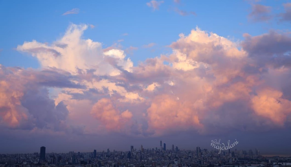 سماء لبنان في بداية تشرين. (تصوير نضال مجدلاني). 