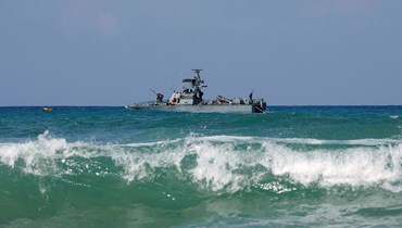 سفينة إسرائيلية قبالة معبر الناقورة الحدودي (أ ف ب).
