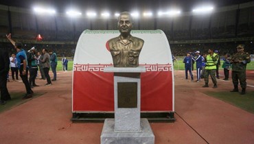 تمثال سليماني في الملعب.