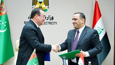 وزير الكهرباء العراقي زياد علي فاضل (الى اليمين) ووزير تركمانستان لشؤون الغاز خلال احتفال التوقيع (واع)
