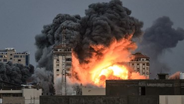 لدى قصف اسرائيل أحد الأبراج في غزة. (أ.ف.ب) 