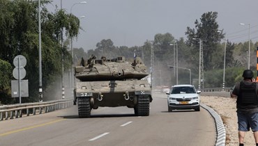دبابة إسرائيلية تسير على الطرقات في إسرائيل (أ ف ب).