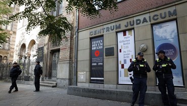 عناصر من الشرطة يقفون أمام الكنيس الجديد والمركز اليهودي في برلين (8 ت1 2023، أ ف ب).