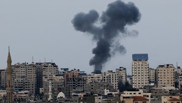 دخان يتصاعد من غزة خلال غارة جوية إسرائيلية (8 ت1 2023، أ ف ب).